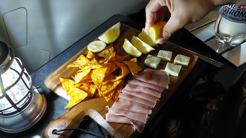 生ハムチーズとタコスチップのレモンがけの写真